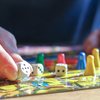 Estudos apontam que praticar jogos analógicos, como os de tabuleiro, pode retardar o declínio cognitivo - Envato