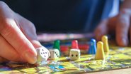 Estudos apontam que praticar jogos analógicos, como os de tabuleiro, pode retardar o declínio cognitivo - Envato