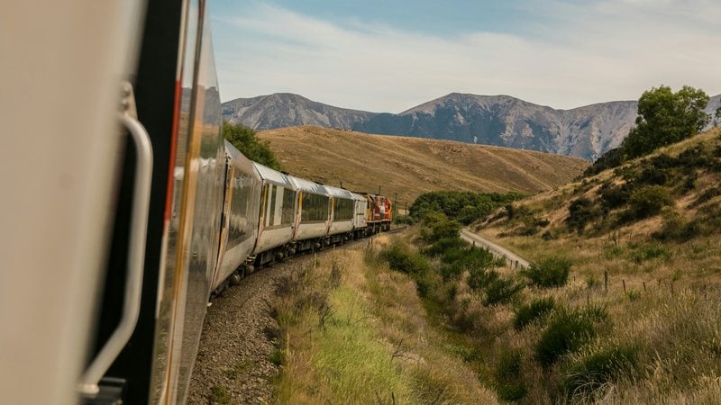 Viajar de trem é sinônimo de aproveitar tanto o destino final, quanto o caminho - Unsplash