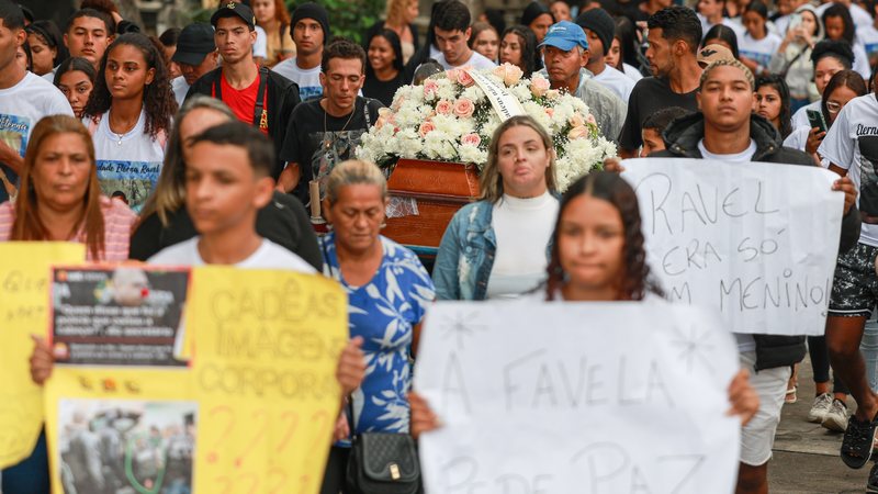 Sepultamento de Ravel Rios, em Inhaúma, uma das vitimas da operação no Rio contra o crime organizado - Joédson Alves/Agência Brasil