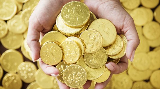 Expectativa é que demanda pelo metal precioso continuará forte, impulsionada por compras de bancos centrais e diversificação de investimentos - Envato