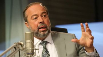 Ministro participa hoje do lançamento da pedra fundamental de um sistema de geração renovável em Fernando de Noronha - Foto: Fábio Rodrigues Pozzebom/Agência Brasil