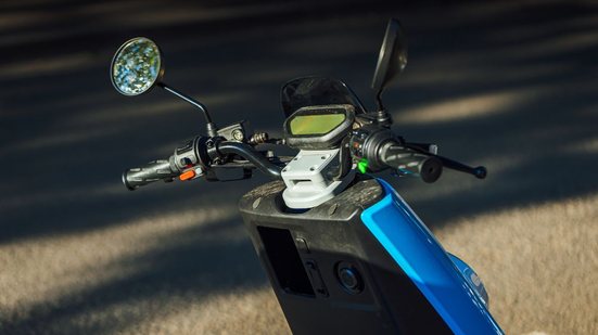 O aumento expressivo no uso de scooters e pequenas motos elétricas nas áreas urbanas motivou as autoridades de trânsito - Envato