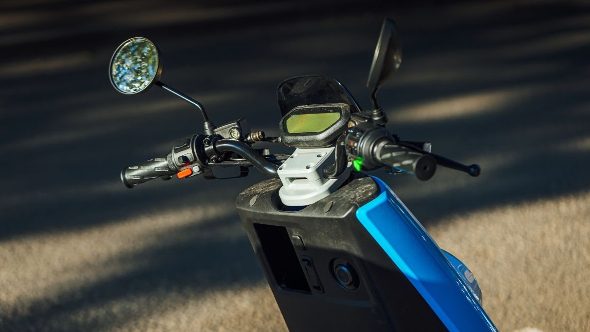 O aumento expressivo no uso de scooters e pequenas motos elétricas nas áreas urbanas motivou as autoridades de trânsito - Envato