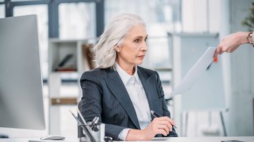 Mulheres 50+ enfrentam desafios para voltar ao mercado de trabalho e deixar a condição de 'nem empregada nem aposentada' - Envato