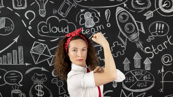 Segundo o Sebrae, há 2,7 milhões de mulheres com mais de 50 anos empreendendo no Brasil - Envato