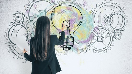 Participação crescente das mulheres no mundo corporativo é mais pronunciada no setor de comércio e serviços - Envato