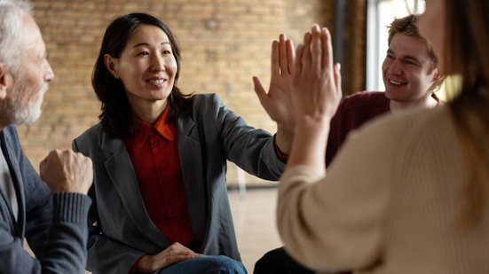 Onboarding é o processo de integração do novo funcionário. Ele pode ser presencial ou online, ajudando na adaptação - Envato