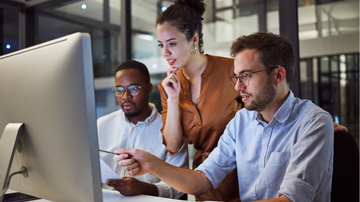 Habilidades como fluência em idioma e domínio de ferramentas digitais influenciam diretamente na variação salarial. - Foto: Adobe Stock