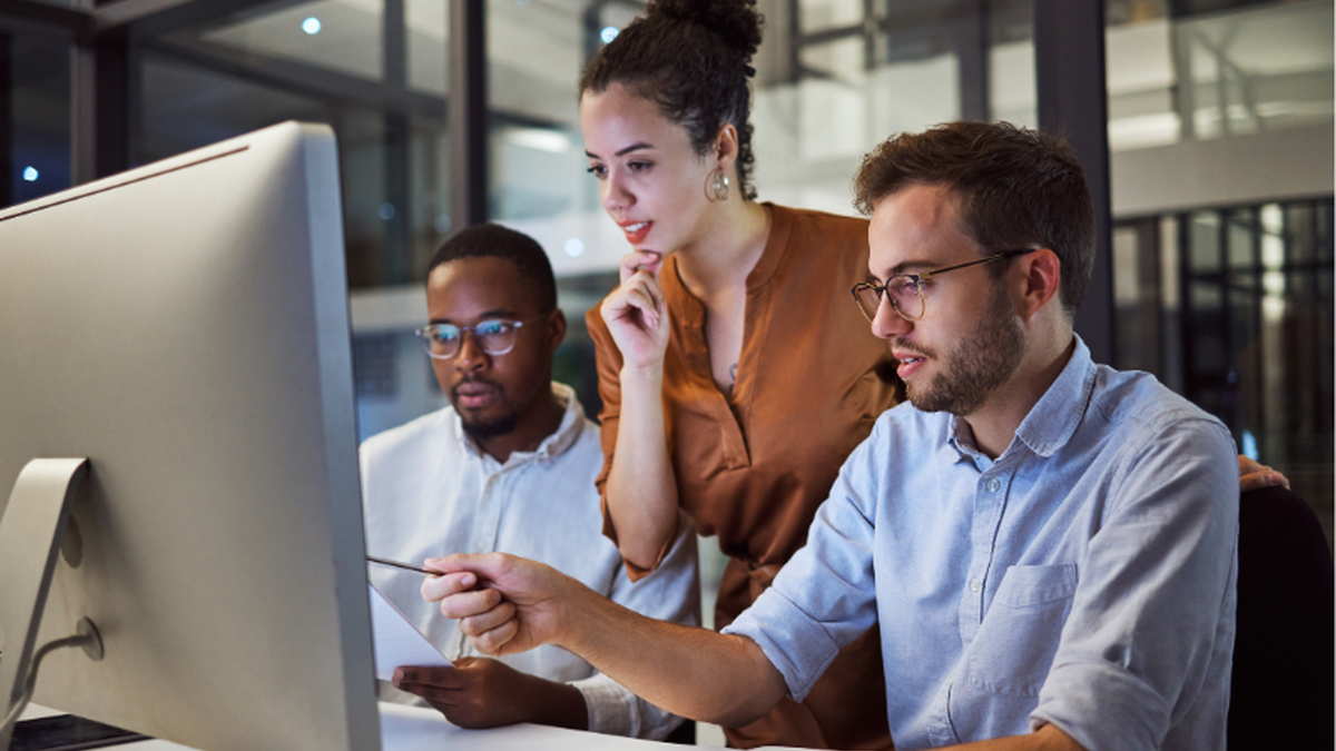 Habilidades como fluência em idioma e domínio de ferramentas digitais influenciam diretamente na variação salarial. - Foto: Adobe Stock