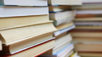 De thrillers psicológicos a guias de desenvolvimento pessoal, lista reúne 10 livros para quem busca se entreter ou se capacitar no próximo ano - Envato