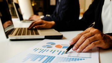 Entenda o que fazem planejadores, consultores, assessores, gestores e analistas financeiros - Freepik