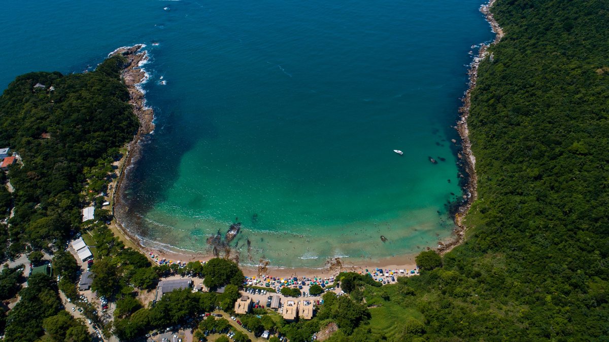 Praia do Retiro dos Padres, em Bombinhas, que começará a cobrar Taxa de Preservação Ambiental - Foto: Setur Bombinhas