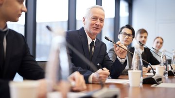 Para consultoria, presidente de Conselho precisa ter atributos como capacidade de construir confiança e fomentar diálogo aberto - Envato