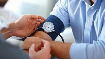 De acordo com a Sociedade Brasileira e Cardiologia (SBC),acima de 14 por 9 indica pressão alta - Adobe Stock