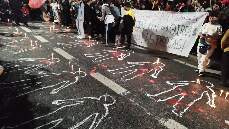 Manifestantes se reúnem em frente ao MASP, na Av. Paulista (SP) na noite desta sexta-feira (31), para protestar contra a operação policial no Rio - Leandro Chemalle/TheNews2/Estadão Conteúdo