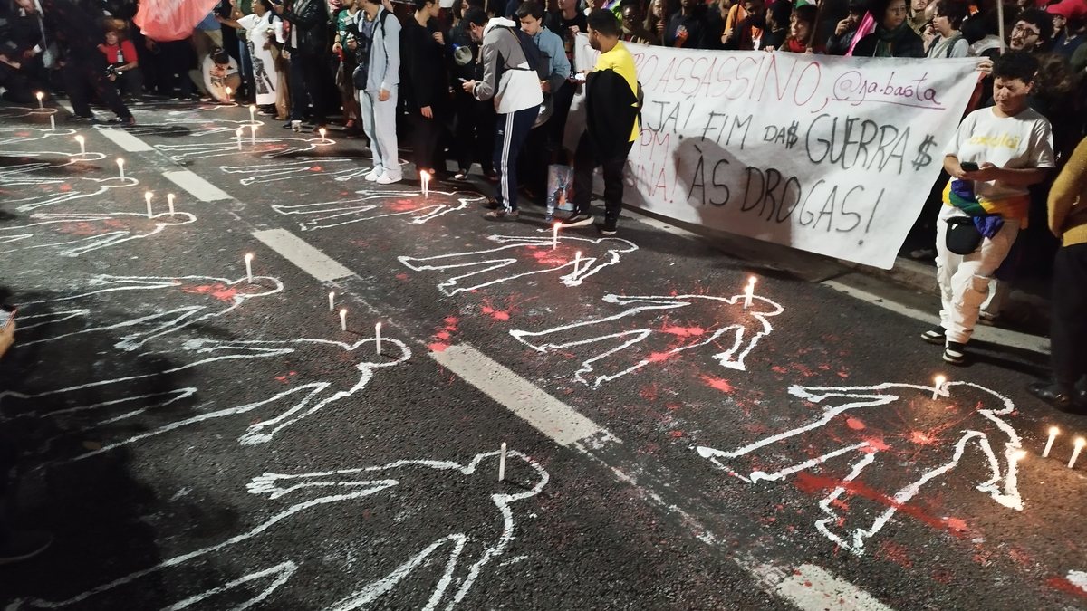 Manifestantes se reúnem em frente ao MASP, na Av. Paulista (SP) na noite desta sexta-feira (31), para protestar contra a operação policial no Rio - Leandro Chemalle/TheNews2/Estadão Conteúdo