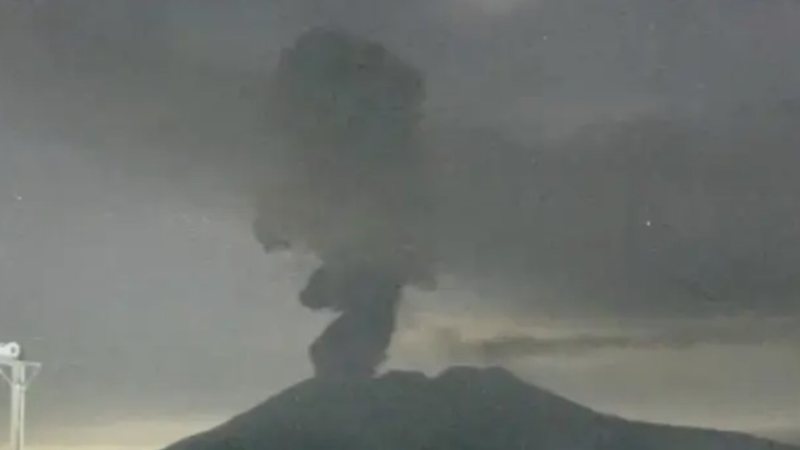 O vulcão de Sakurajima, no Japão, entrou em erupção na madrugada de domingo; foi a 302 vez que isso ocorreu neste ano - Reprodução / Redes Sociais