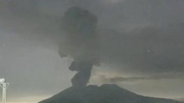 O vulcão de Sakurajima, no Japão, entrou em erupção na madrugada de domingo; foi a 302 vez que isso ocorreu neste ano - Reprodução / Redes Sociais