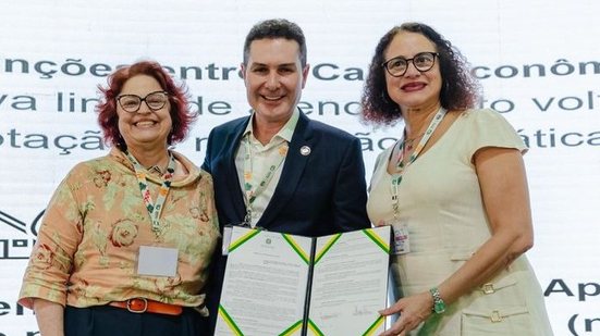 Ministra da Ciência, Tecnologia e Inovação, Luciana Santos (à direita), e o ministro das Cidades, Jader Filho, durante assinatura do acordo para a criação do Sinidu+Clima - Luara Baggi - Divulgação MCTI