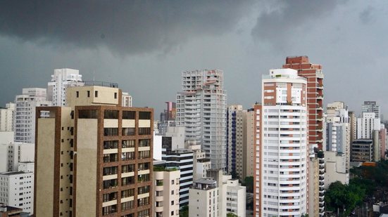 Defesa Civil do Estado emite alerta de tempestades com ventos de até 70 km; na capital, a previsão é de chuva moderada a forte - Agência SP