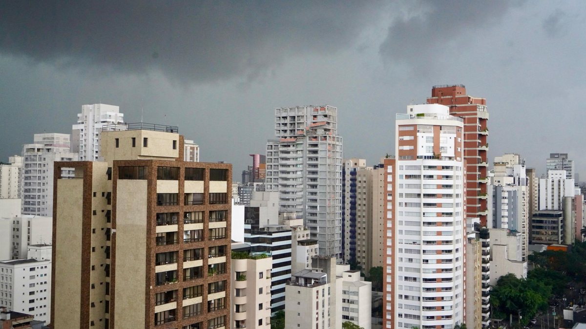 Defesa Civil do Estado emite alerta de tempestades com ventos de até 70 km; na capital, a previsão é de chuva moderada a forte - Agência SP