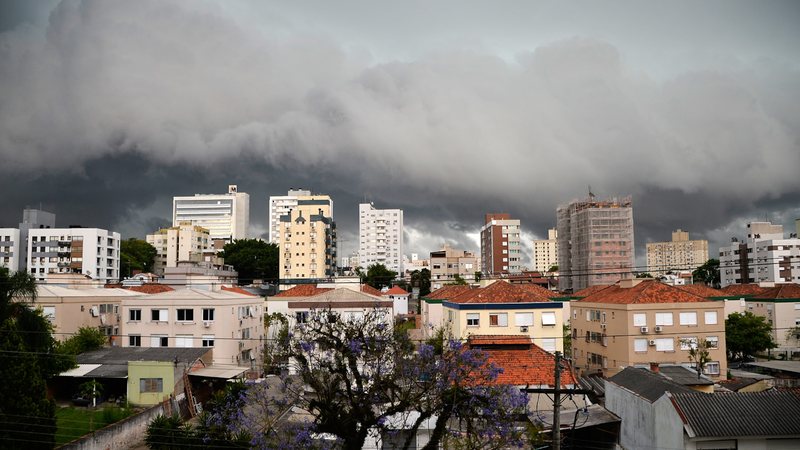 Tempestade se aproxima de Porto Alegre (RS) após onda de calor neste mês; a variação do clima  na cidade foi tema do estudo - DONALDO HADLICH/ESTADÃO CONTEÚDO