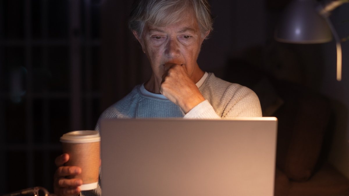 Gerontóloga comenta sobre os motivos da popularidade da tecnologia entre os idosos; Professor de mídias digitais aponta tendências de mídia para esse público - Envato