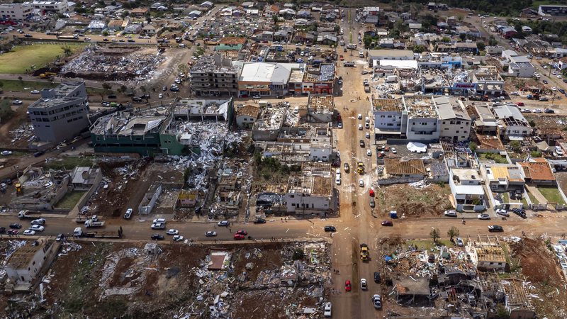 De acordo com Sistema de Tecnologia e Monitoramento Ambiental do Paraná (Simepar), Rio Bonito do Iguaçu foi devastada por ventos de até 330km/h - Roberto Dziura/AEN