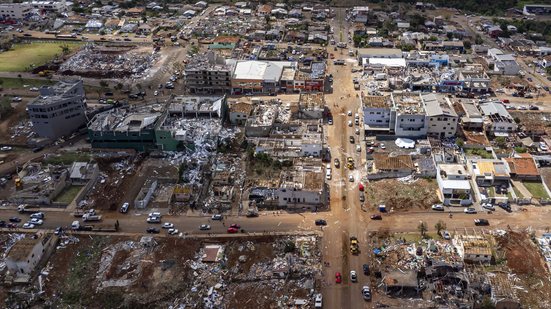 De acordo com Sistema de Tecnologia e Monitoramento Ambiental do Paraná (Simepar), Rio Bonito do Iguaçu foi devastada por ventos de até 330km/h - Roberto Dziura/AEN