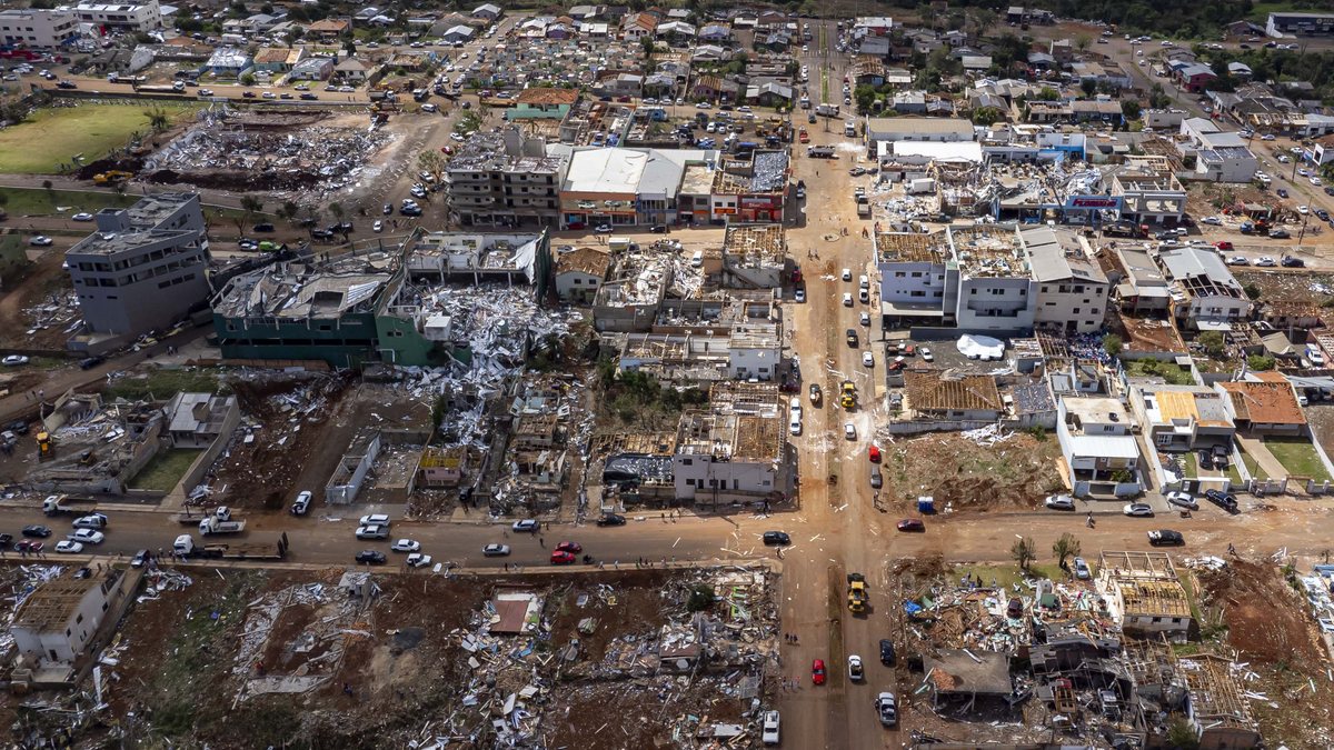 De acordo com Sistema de Tecnologia e Monitoramento Ambiental do Paraná (Simepar), Rio Bonito do Iguaçu foi devastada por ventos de até 330km/h - Roberto Dziura/AEN