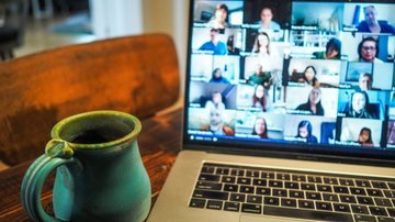 O estudo indica que 65% acreditam trabalhar mais horas no modelo remoto, sem necessariamente serem mais produtivos - Unsplash
