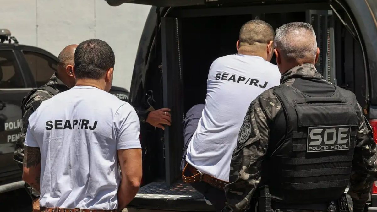 Sete líderes do Comando Vermelho presos no Rio foram transferidos hoje para presídios federais; transferência foi autorizada pela Justiça fluminense - Rogério Santana / Divulgação