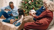 No Brasil e na América Latina, a ceia junto com os familiares e a troca de presentes acontecem na véspera, no dia 24 de dezembro - Envato