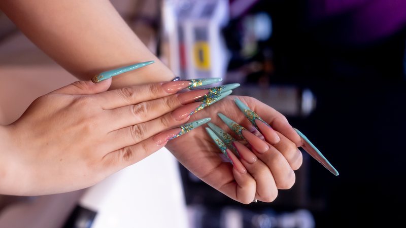 Esmaltes em gel são populares em processos de alongamento das unhas e se tornaram alvo de proibição da Anvisa - Divulgação/Unhas Cariocas