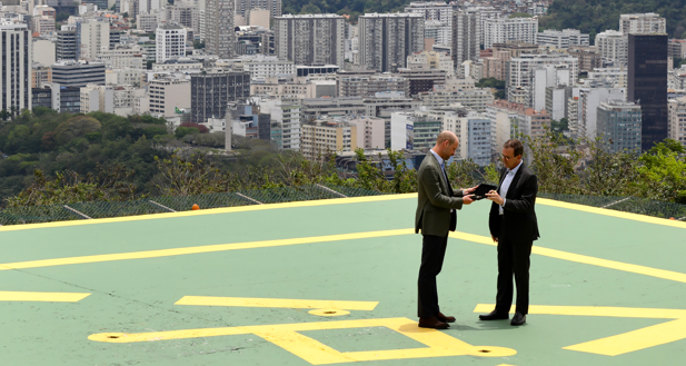 Em visita oficial do Brasil, o príncipe William, primeiro na linha de sucessão ao trono inglês, visitou o Pão de Açúcar, e recebeu as chaves da cidade - Prefeitura do Rio