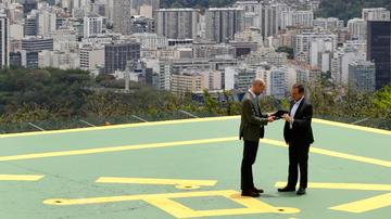 Em visita oficial do Brasil, o príncipe William, primeiro na linha de sucessão ao trono inglês, visitou o Pão de Açúcar, e recebeu as chaves da cidade - Prefeitura do Rio
