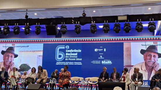 As autoridades foram preenchendo aos poucos o palco, no decorrer da abertura, que começou com atraso de três horas - Paula Bulka Durães/VIVA