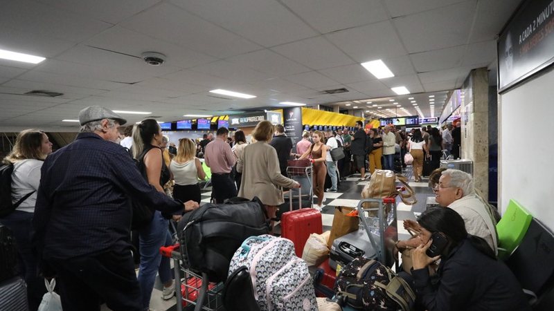 Movimentação intensa no Aeroporto de Congonhas, na capital paulista, após o cancelamento de diversos voos em razão dos fortes ventos sobre a cidade - Renato Cerqueira / Estadão Conteúdo