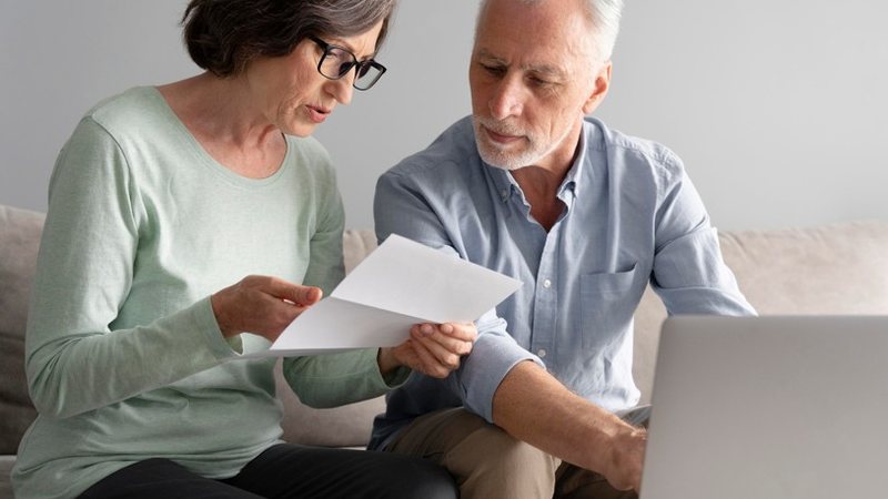 Contribuir com o INSS garante a pensão por aposentadoria e uma série de outros benefícios - Freepik