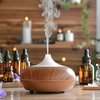 Para integrar a aromaterapia à sua rotina, use difusores, sprays de ambiente e nos cuidados pessoais - Adobe Stock
