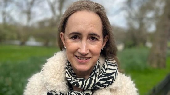 Livros de Sophie Kinsella se tornaram sinônimo de comédia romântica contemporânea - Reprodução Instagram @sophiekinsellawriter