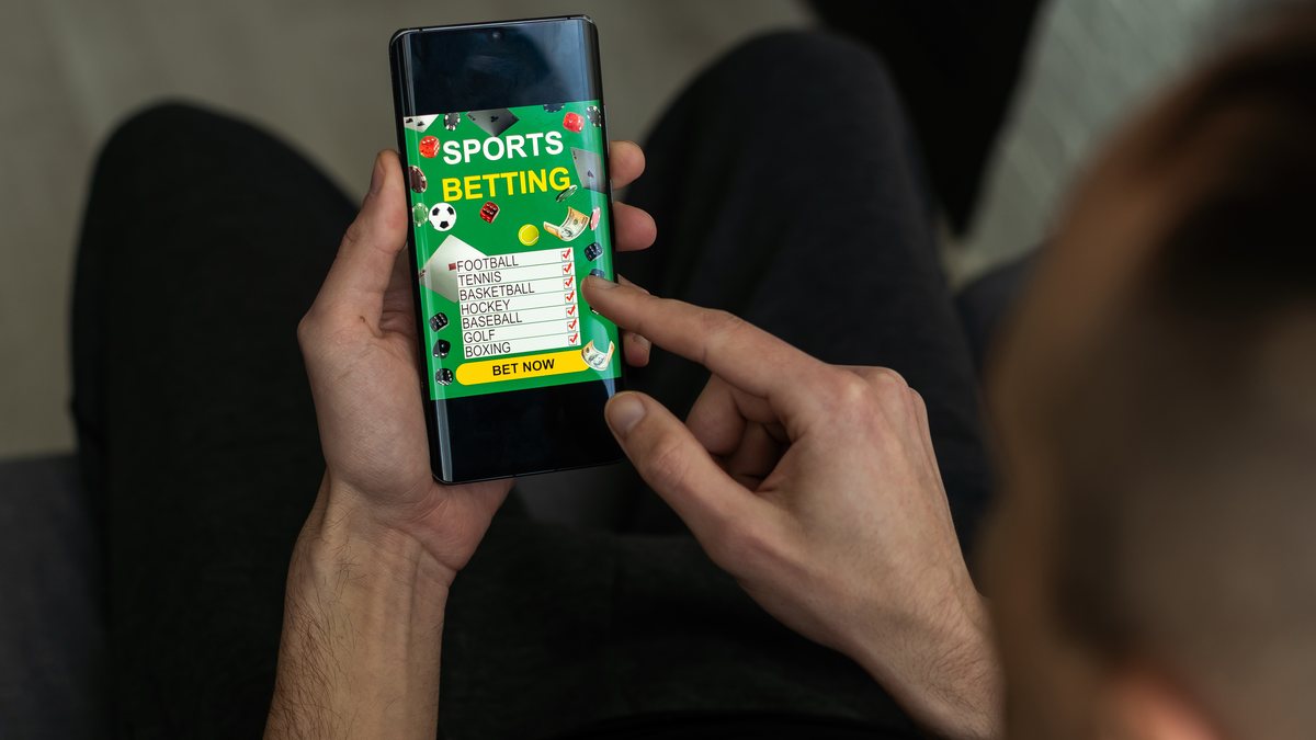 Levantamento da Cetic.br revelou ainda que a prática é mais comum entre homens - Envato