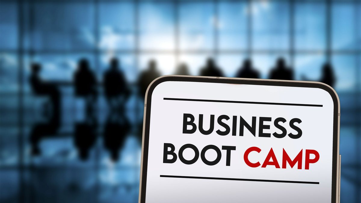 Cursos específicos e treinamentos rápidos e intensos, os bootcamp, são instrumentos para aperfeiçoamento e transição de carreira - Adobe Stock