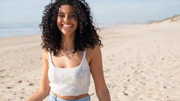 Cabelos cacheados e ondulados tendem a ser mais secos e geralmente mais difíceis de controlar - Freepik