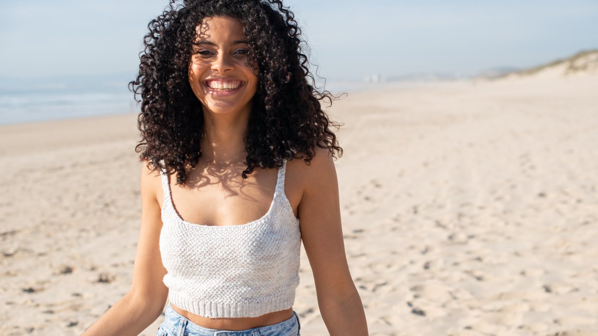 Cabelos cacheados e ondulados tendem a ser mais secos e geralmente mais difíceis de controlar - Freepik