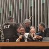 A ação desencadeou uma intervenção agressiva da Polícia Legislativa, que removeu o parlamentar à força - Frame/Deputado Glauber Braga/Facebook