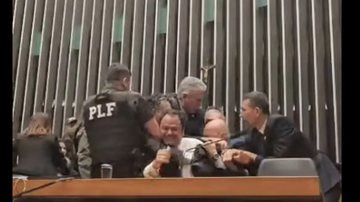 A ação desencadeou uma intervenção agressiva da Polícia Legislativa, que removeu o parlamentar à força - Frame/Deputado Glauber Braga/Facebook