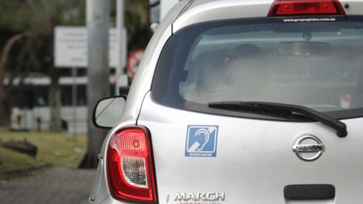 Carro com adesivo do símbolo internacional de surdez  está incluso nas isenções de impostos previstas em lei - Divulgação/ Agência Senado