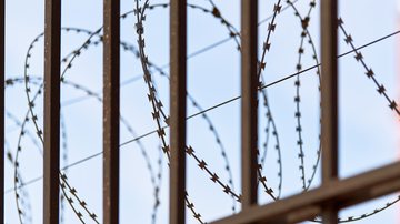 A literatura é ferramenta que amplia horizontes e permite espiar por cima dos muros, defendem ex-internos - Envato